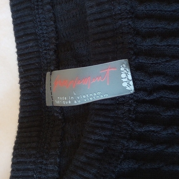 Free People Movement Womens Crop Top Sz L Navy Blue Ribbed Raw Hems Workout Run - Picture 3 of 8